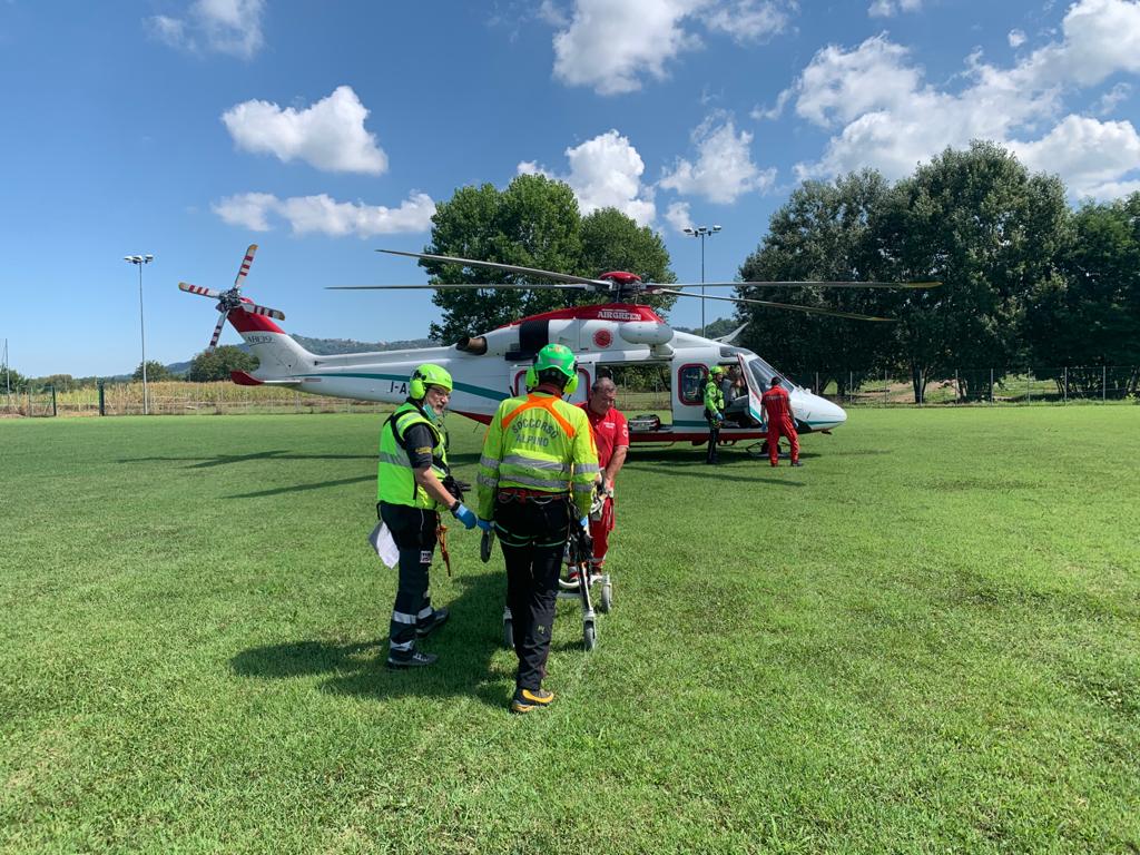 Con lo scooter si schianta contro l’auto della collega, soccorso dall’eliambulanza