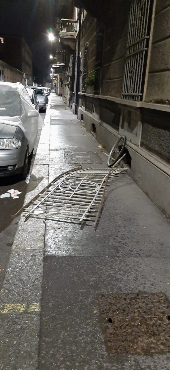 Cede la ringhiera del balcone: uomo precipita dal secondo piano