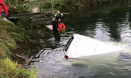 L'auto scivola nel laghetto, intervengono i vigili del fuoco