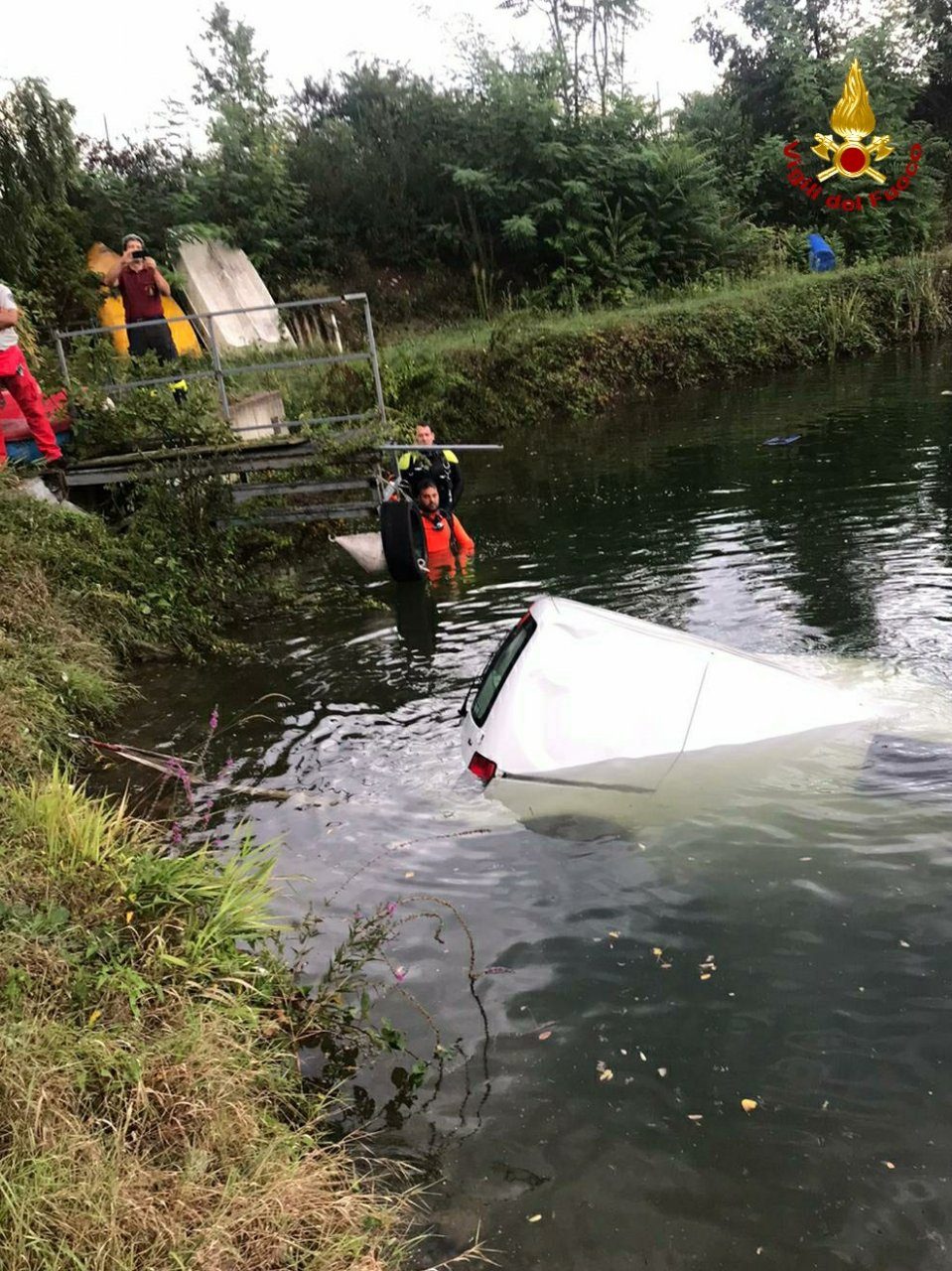 L’auto scivola nel laghetto, intervengono i vigili del fuoco