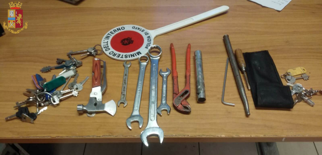 Ladro d’auto tradito da troppi rumori