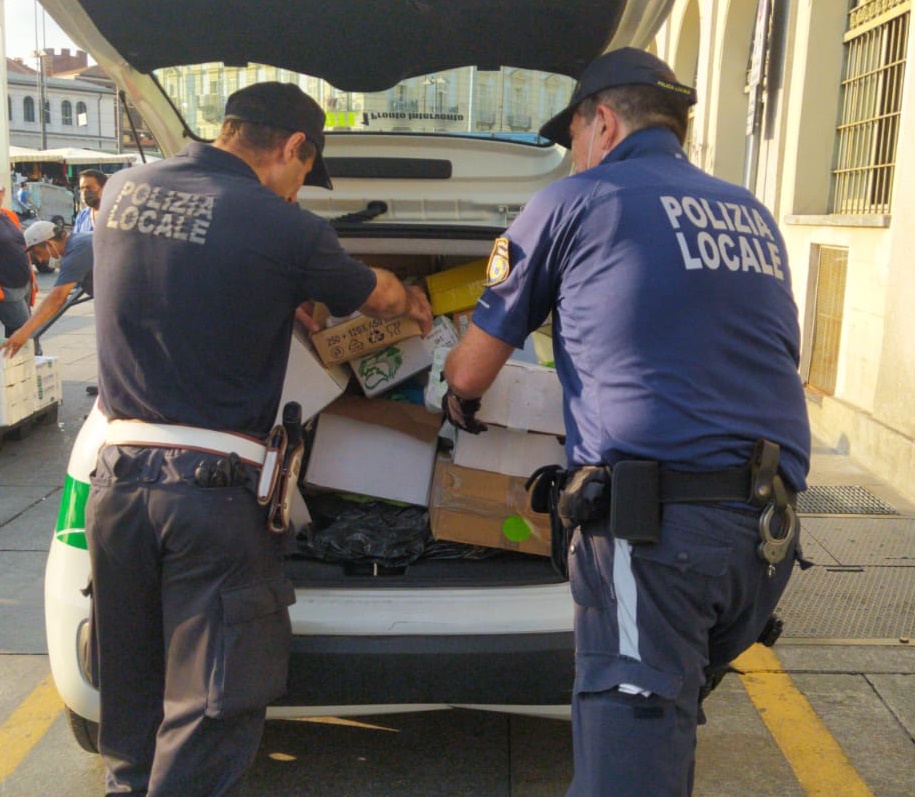 Sequestrati oltre 25mila sacchetti di plastica venduti abusivamente