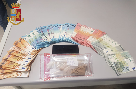 Era agli arresti domiciliari ma spacciava sotto casa