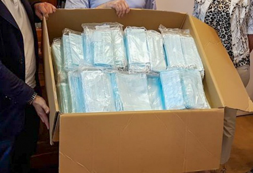 Eventi sicuri, si distribuiscono le mascherine per le feste