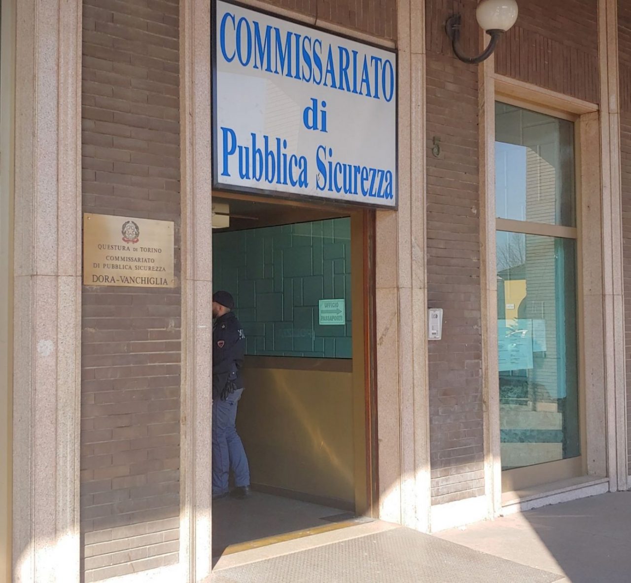 Stava scassinando una saracinesca: arrestato