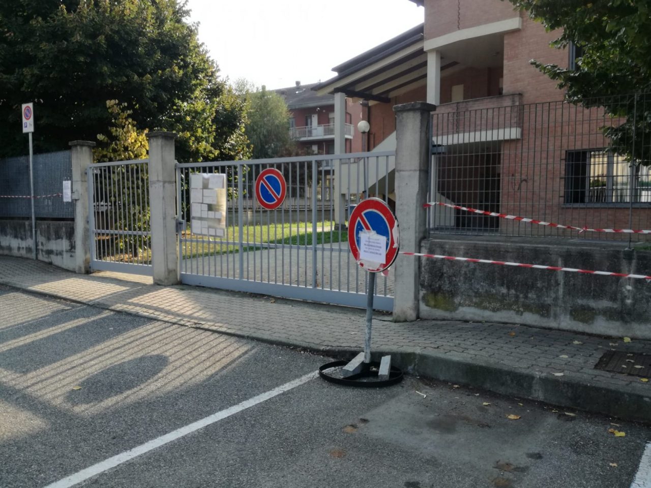 Divieto di sosta davanti all’ingresso di scuola per evitare assembramenti