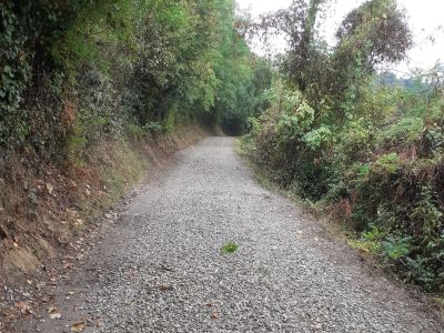 Strada Trinità, dopo le piogge è di nuovo un colabrodo
