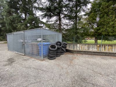 Compensato e pneumatici gettati nelle isole ecologiche