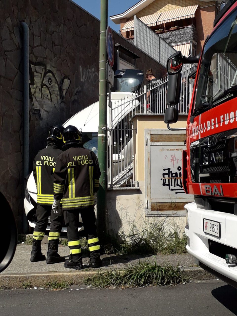 Perde il controllo dell’auto e precipita dalla scalinata