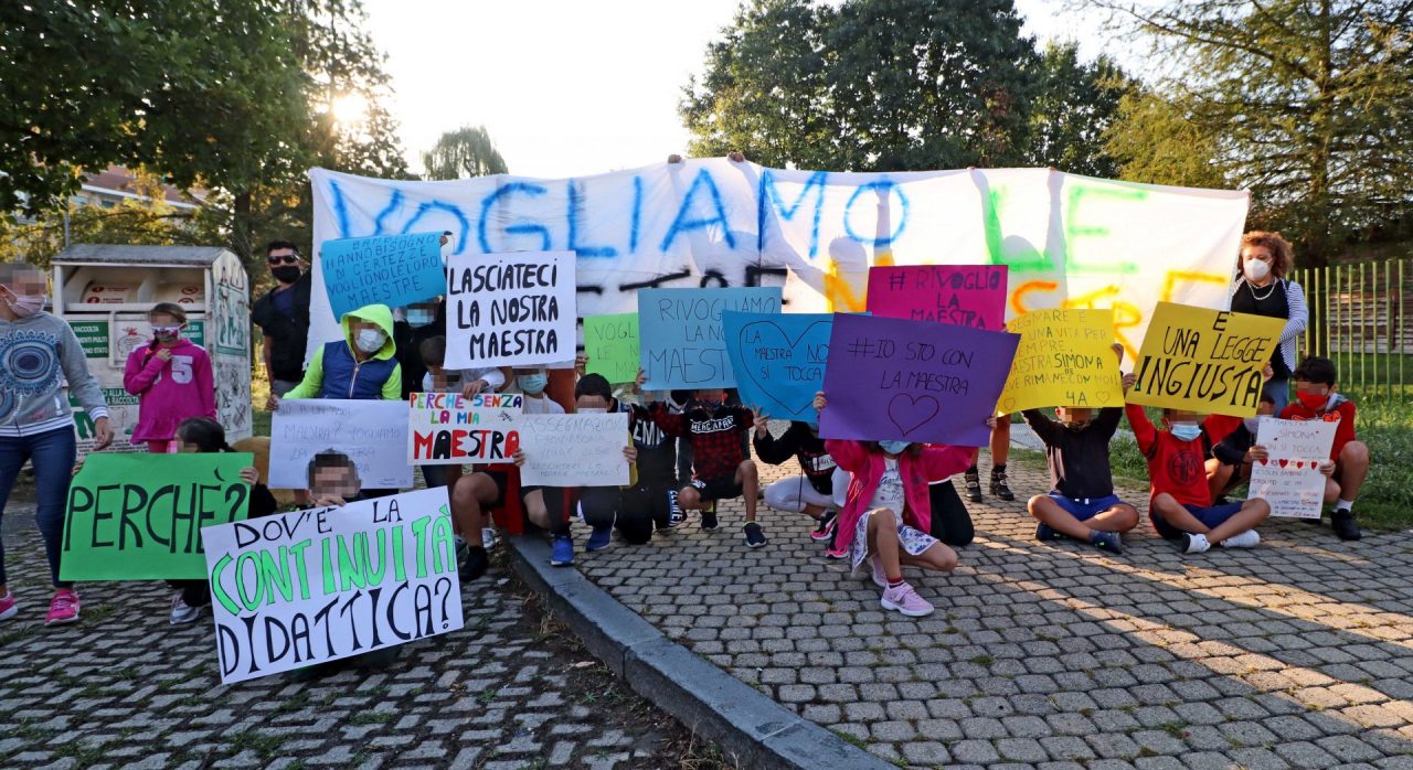 Non toccate le nostre maestre, la protesta di insegnanti, bimbi e genitori