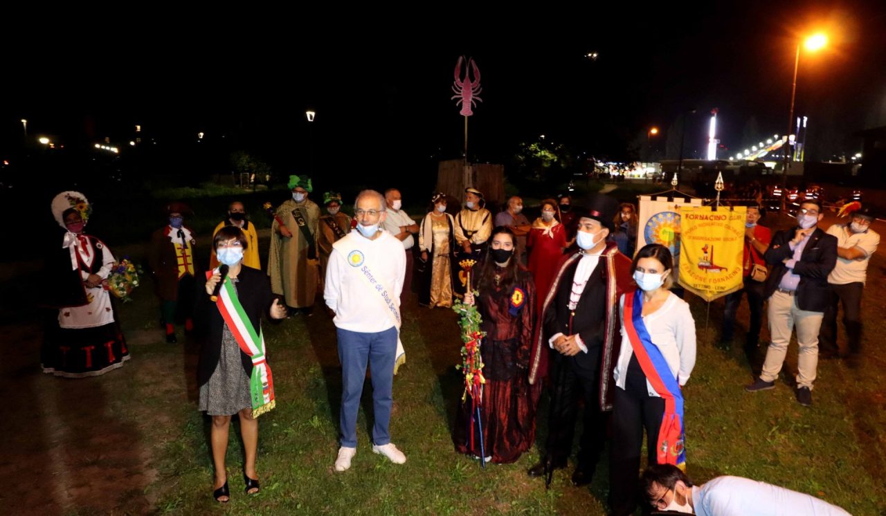 Falò delle patronali a Settimo. Il Gambero “non sorride” alla città LE FOTO