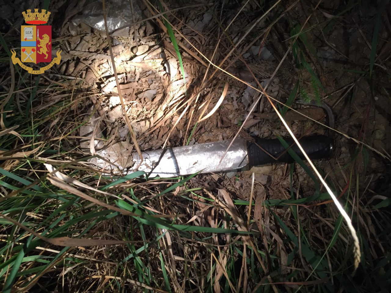 Aggressione con una roncola in Metro. Ventenne fermato per tentato omicidio