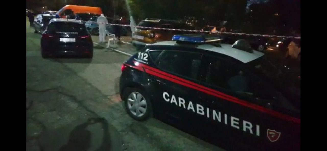 Spara sei colpi di pistola alla ex e si toglie la vita, i primi accertamenti dei carabinieri