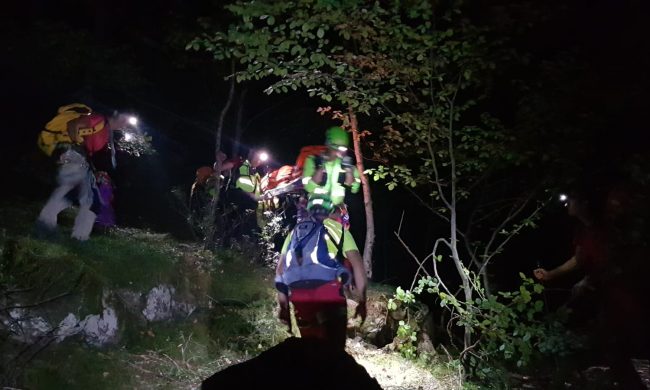 Cercatore di funghi cade da un pendio in montagna: salvato dal soccorso alpino