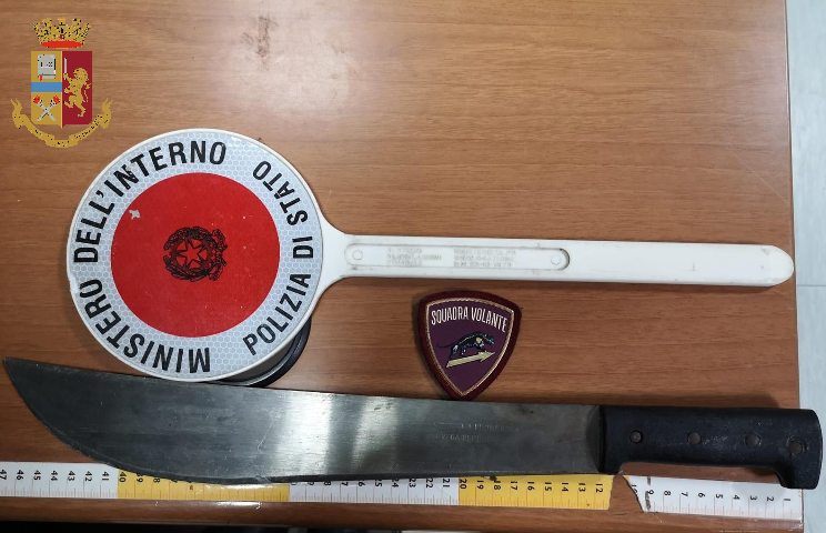 Armato di machete danneggia una gastronomia