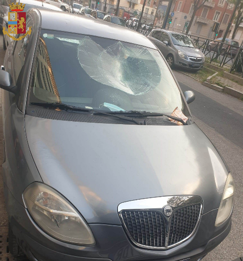 Camminava sulle auto in sosta, arrestato per danneggiamenti