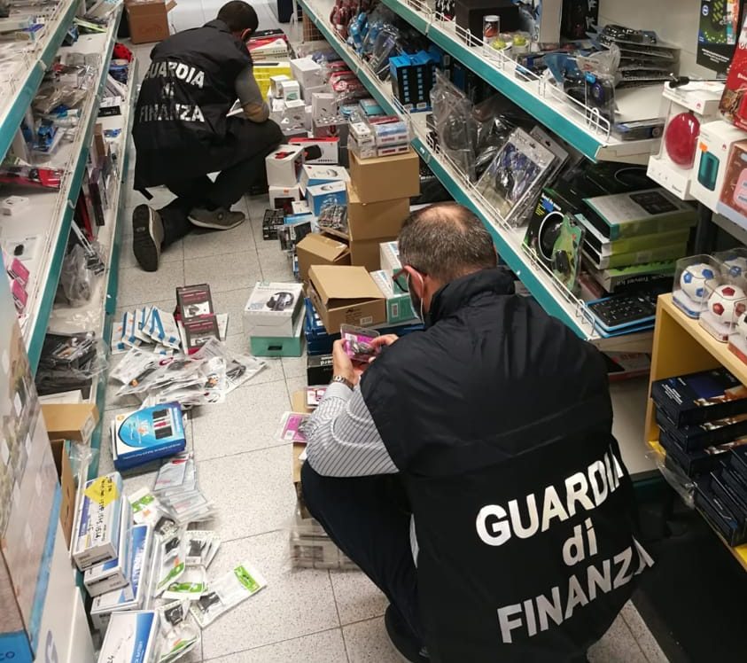 La Finanza a Settimo, sequestro di migliaia di prodotti potenzialmente pericolosi