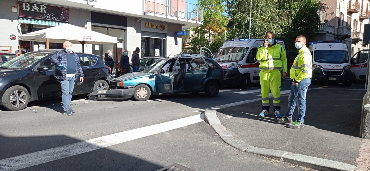 Incidente in centro, tre feriti e traffico in tilt