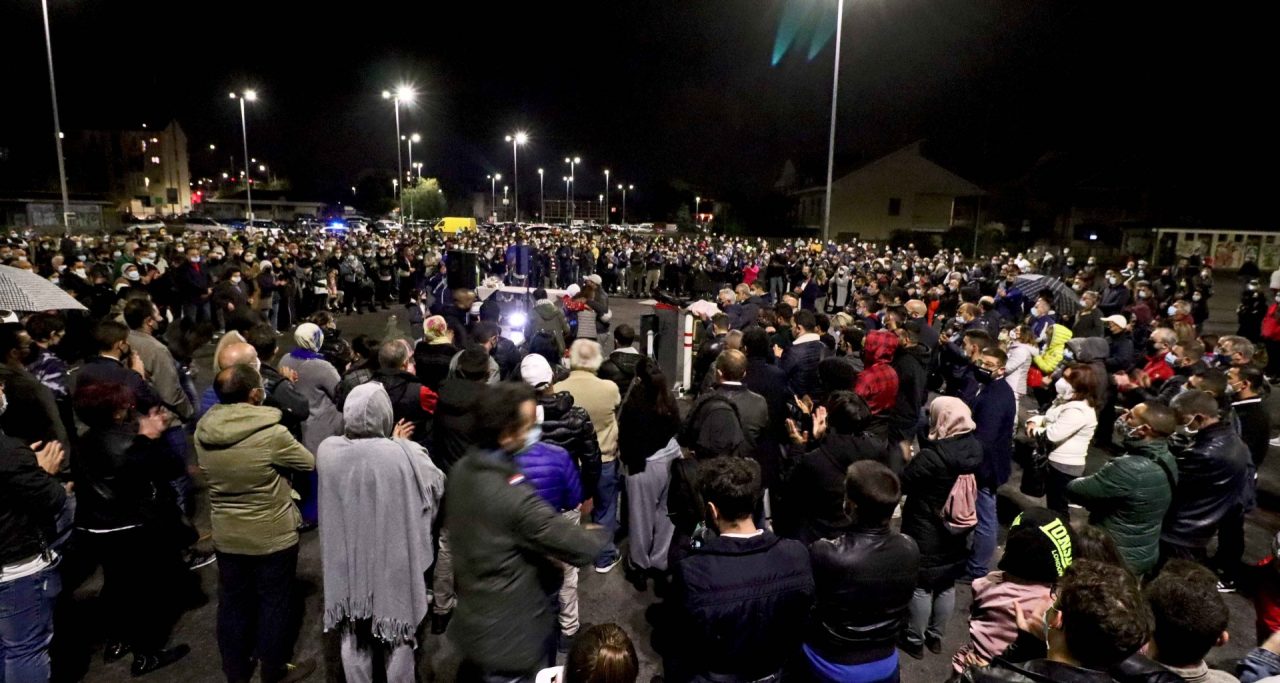 In centinaia per l’addio a Said, la città ricorda il giovane imprenditore FOTO