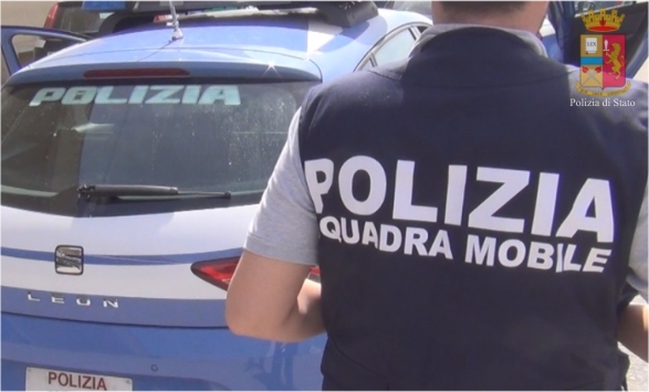 Dalla truffa dello specchietto alla tentata rapina: 22enne nei guai