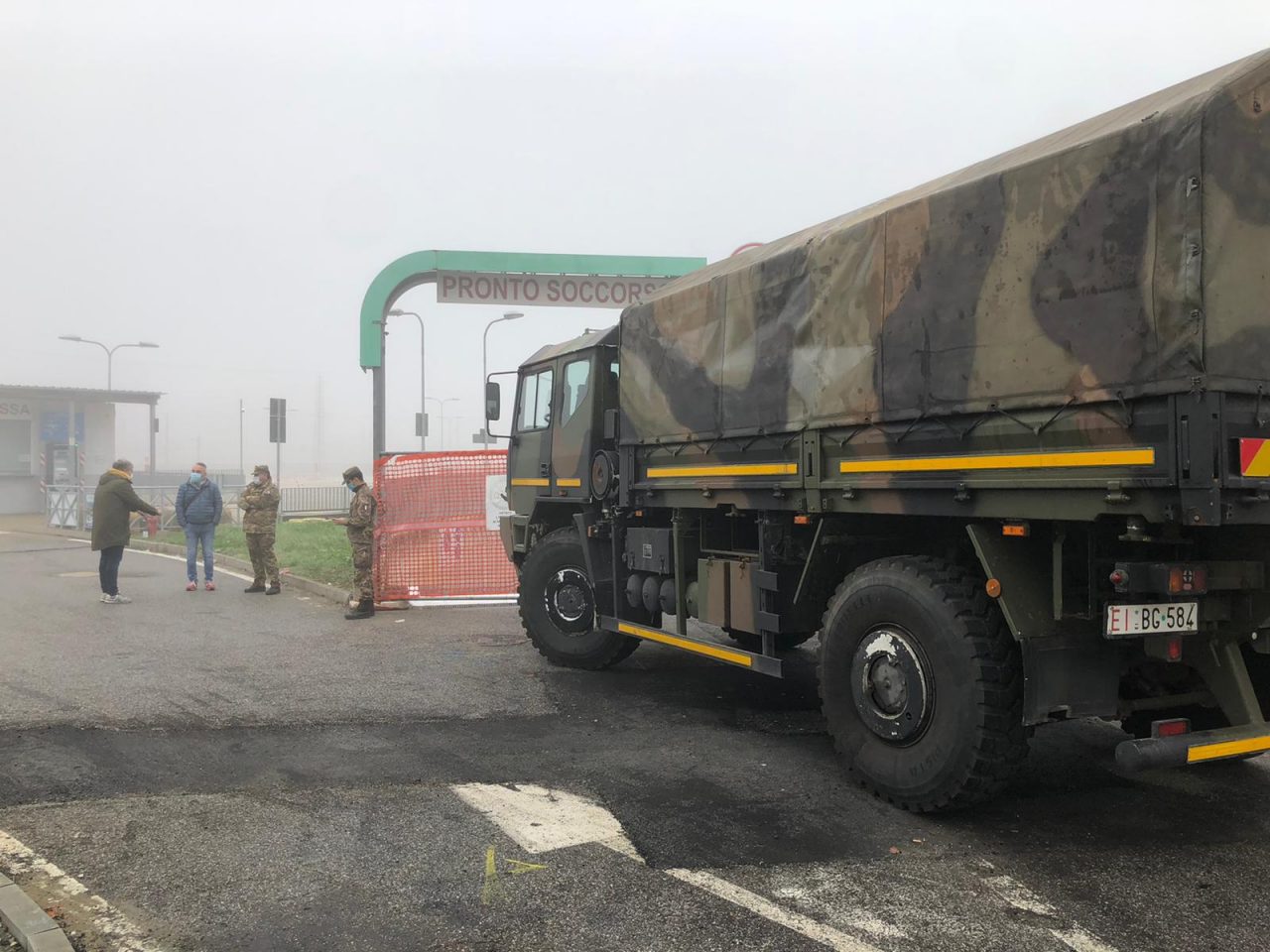 All’ospedale di Chivasso il montaggio  delle tende per ospitare positivi al Covid