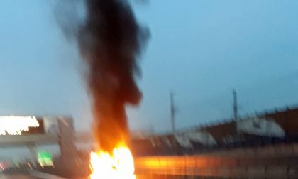 Auto della Croce Rossa di Settimo in fiamme in autostrada