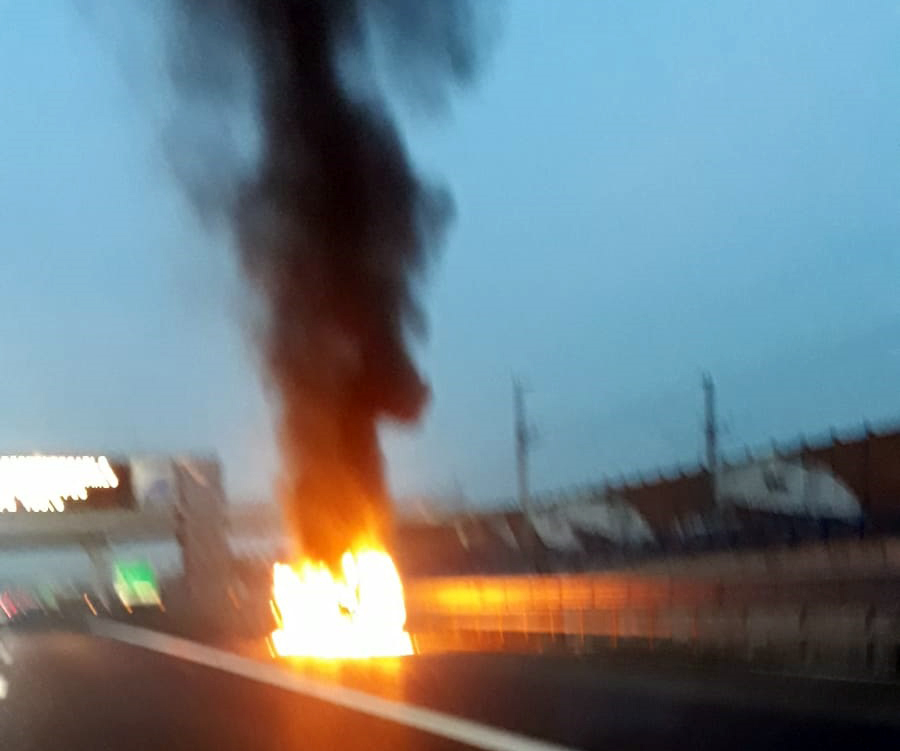 Auto della Croce Rossa di Settimo in fiamme in autostrada
