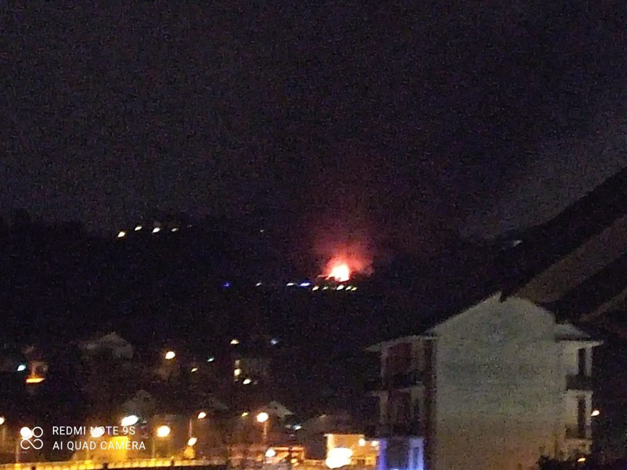 Incendio a Natale, in fiamme una casa nella collina di Castiglione