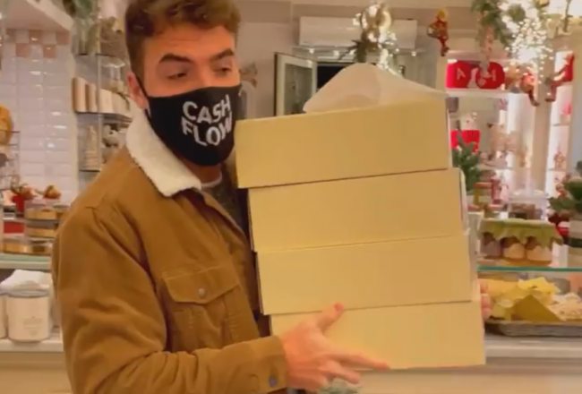 Per festeggiare il compleanno compra 50 brioches e le dona alla Caritas. Video