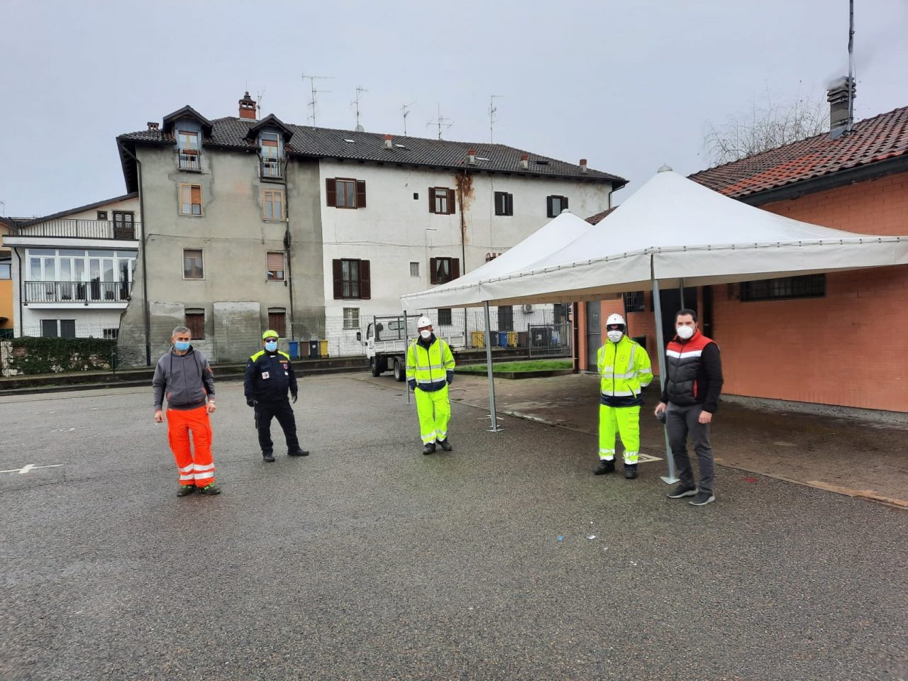 Iniziato il montaggio dei gazebo per i test rapidi a Gassino. Si parte da venerdì 11. VIDEO