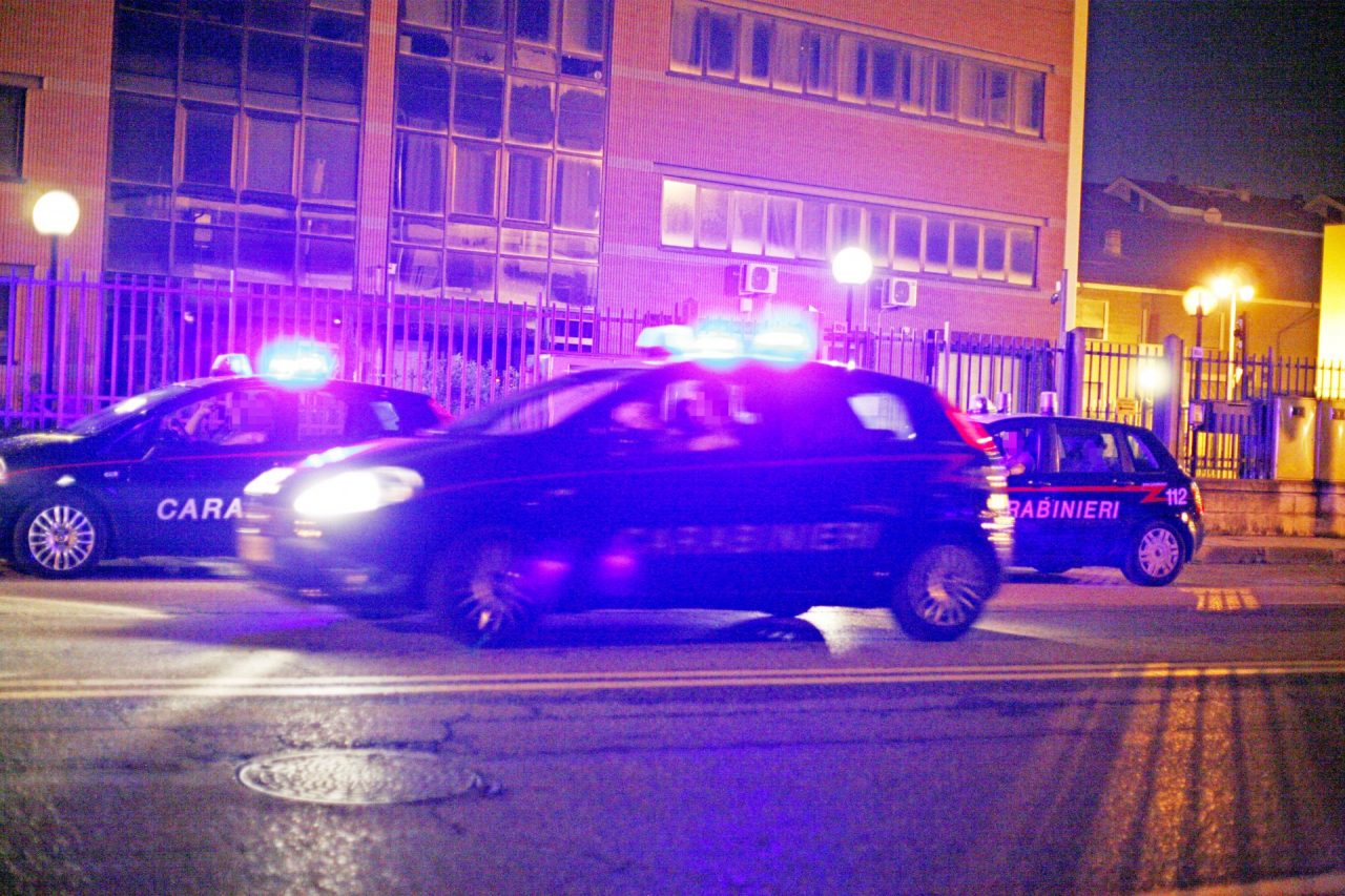 45enne nei guai, finisce fuori strada ma è “alticcio”