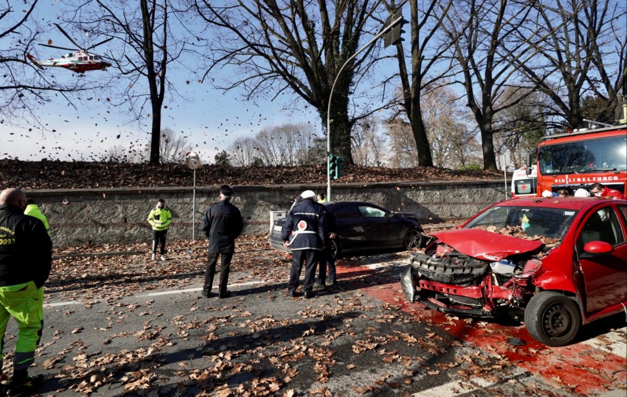 Schianto frontale tra due auto, i conducenti in ospedale
