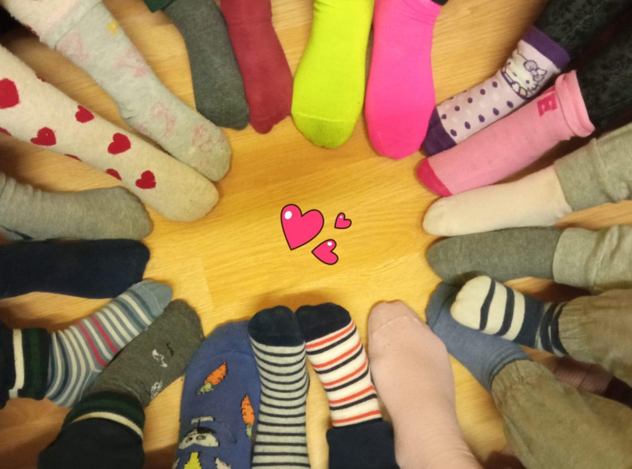 La giornata dei calzini spaiati nelle scuole di Rivalba