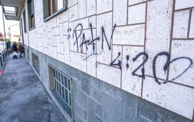 In via Speranza muri deturpati da vandali con scritte di ogni genere