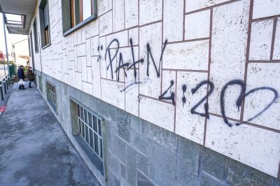 In via Speranza muri deturpati da vandali con scritte di ogni genere