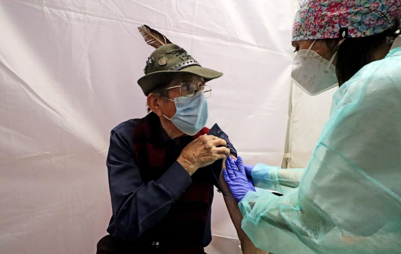 Vaccinazioni senza intoppi, il centro di Settimo procede regolarmente. Si vaccina anche il “vecio”