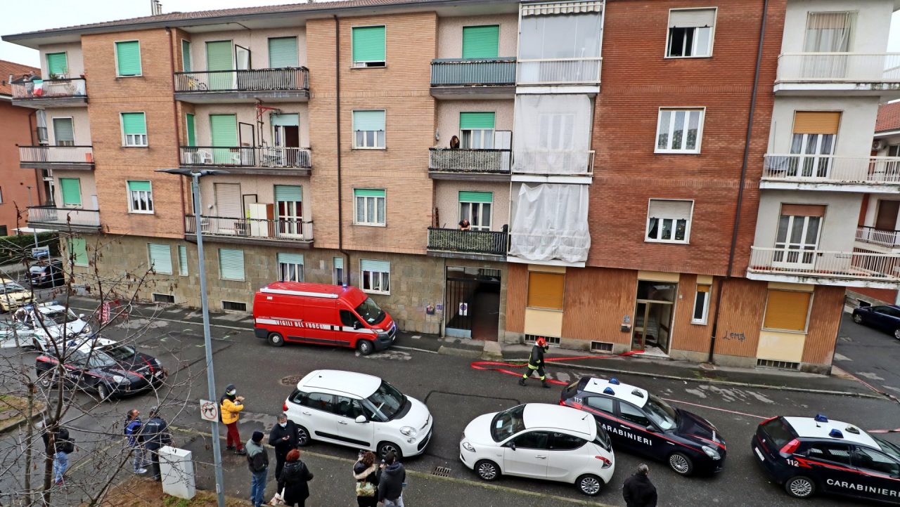 Incendio alloggio, soccorsi imponenti per un rogo a Settimo
