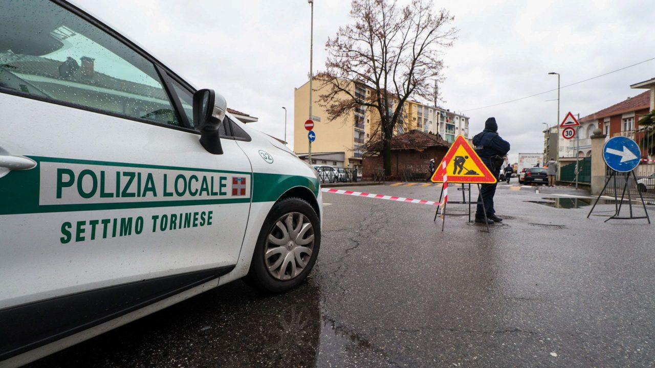 Settimo, via della Repubblica allagata per un guasto alle tubature: tecnici al lavoro