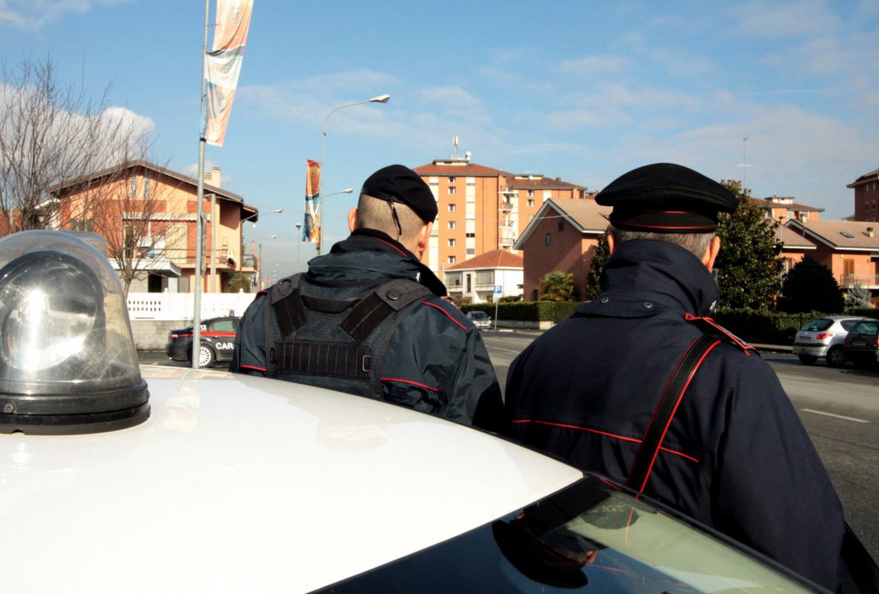 Tenta di rapinare un anziano al bar, arrestato un settimese