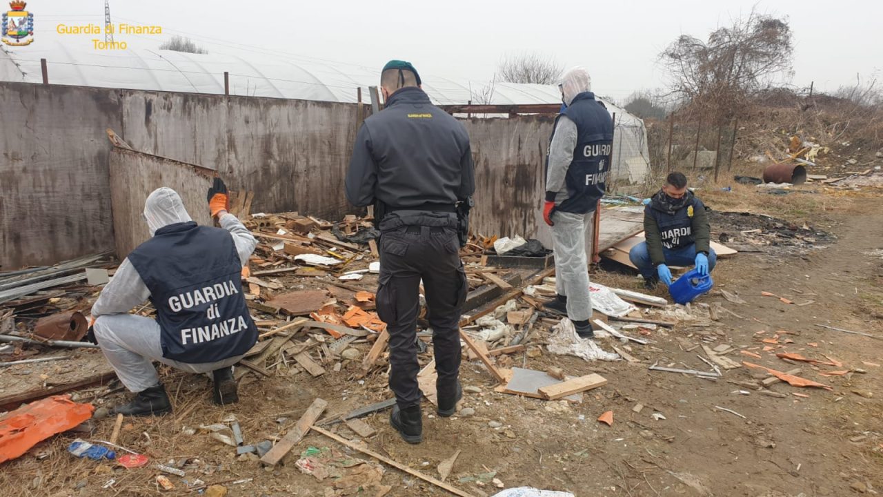 Sequestrate a Settimo Torinese due discariche a cielo aperto con rifiuti pericolosi. Tre denunciati