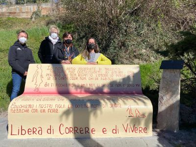Rivalba inaugura una panchina rossa  per dire “basta” alla violenza sulle donne