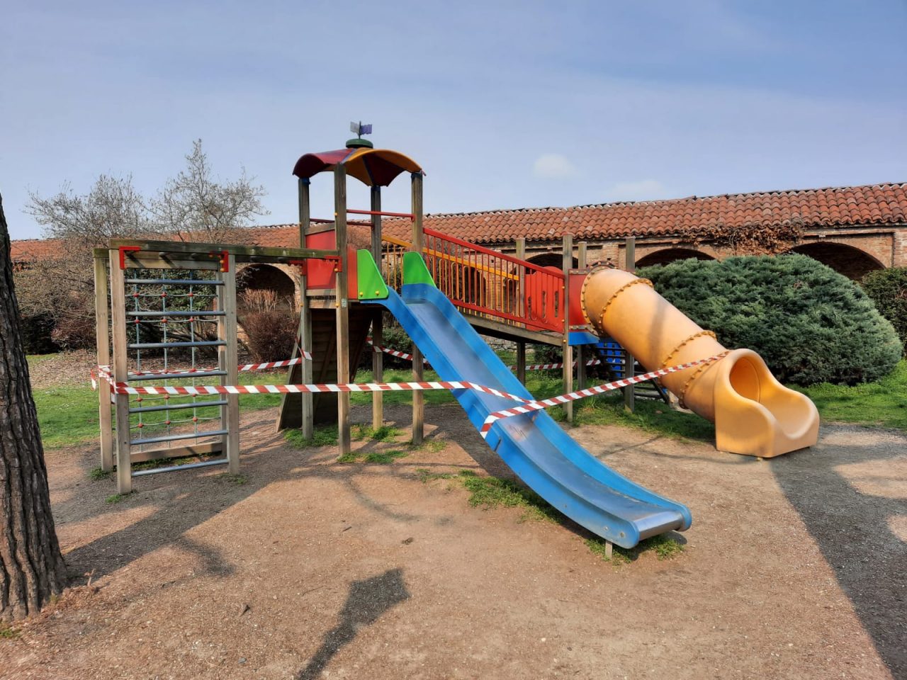 Giochi per bambini e attrezzi ginnnici “vietati” nei parchi