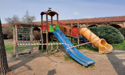 Giochi per bambini e attrezzi ginnnici "vietati" nei parchi