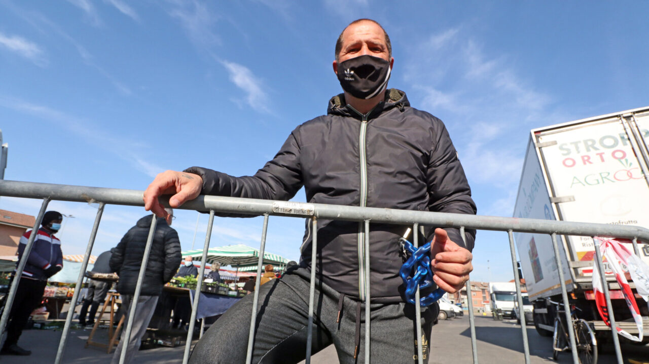 Si incatena al mercato: “Abbiamo bisogno di lavorare. Sono pronto allo sciopero della fame”