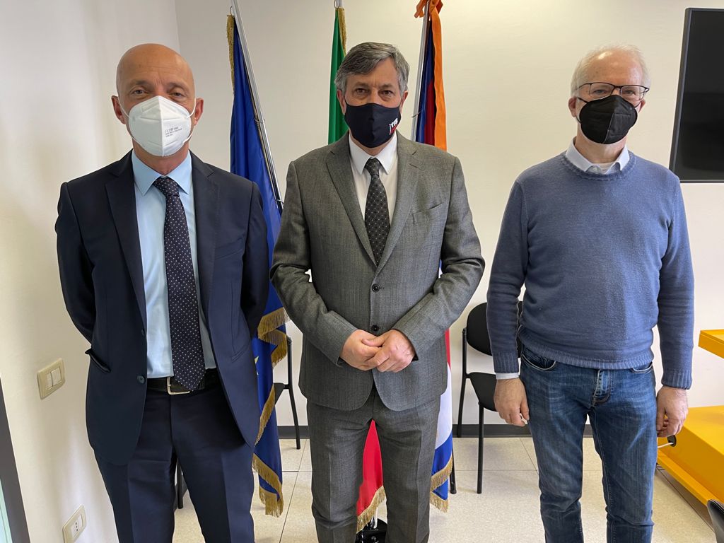 Lotta al virus, la Regione rinnova l’accordo con i farmacisti per la somministrazione dei vaccini a vettore Rna virale