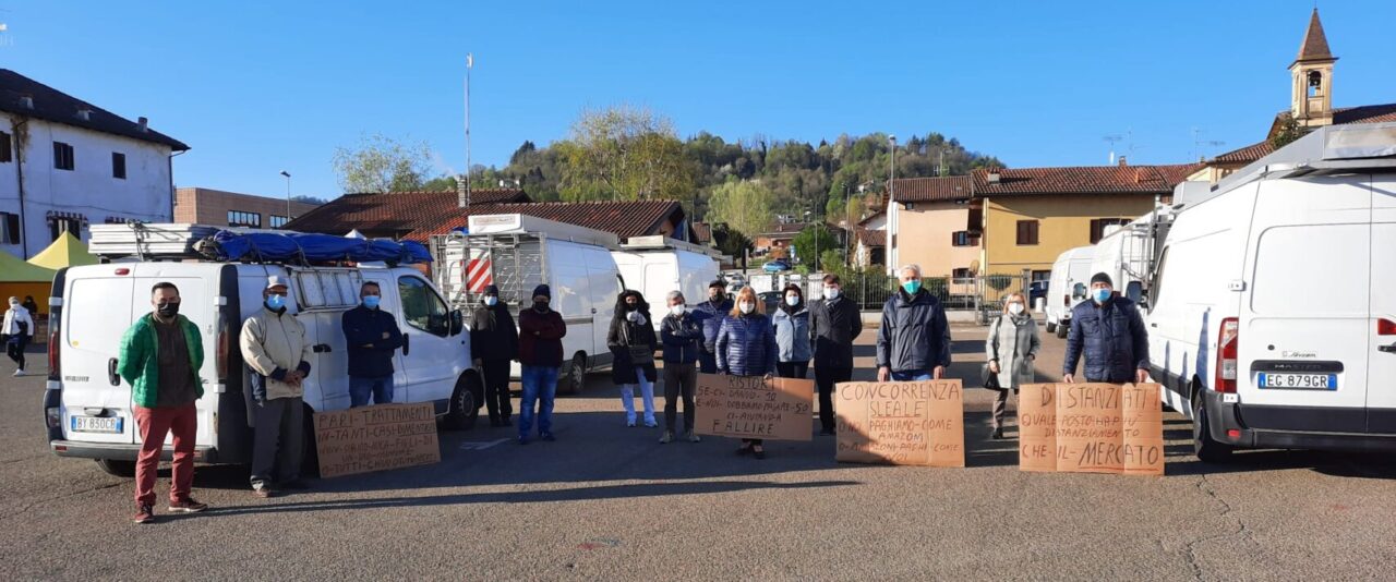 La protesta dei commercianti extra alimentari al mercato di Gassino: “Vogliamo lavorare”