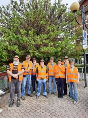 Gli alpini ridipingono la ringhiera vicino alla Posta