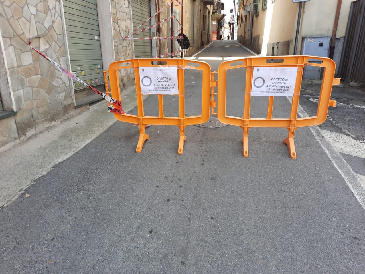 Autocarro urta un balcone in centro: tratto di strada chiuso in via Mazzini