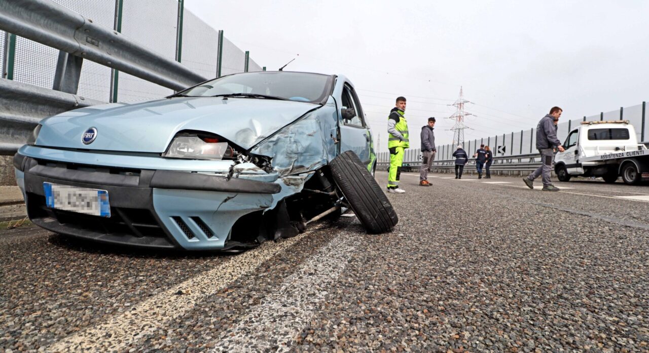 Incidente stradale sul cavalcavia, due auto coinvolte