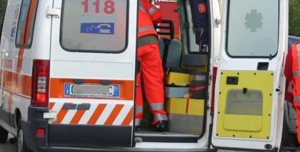 A Chivasso uomo si ferisce e crolla in via Roma